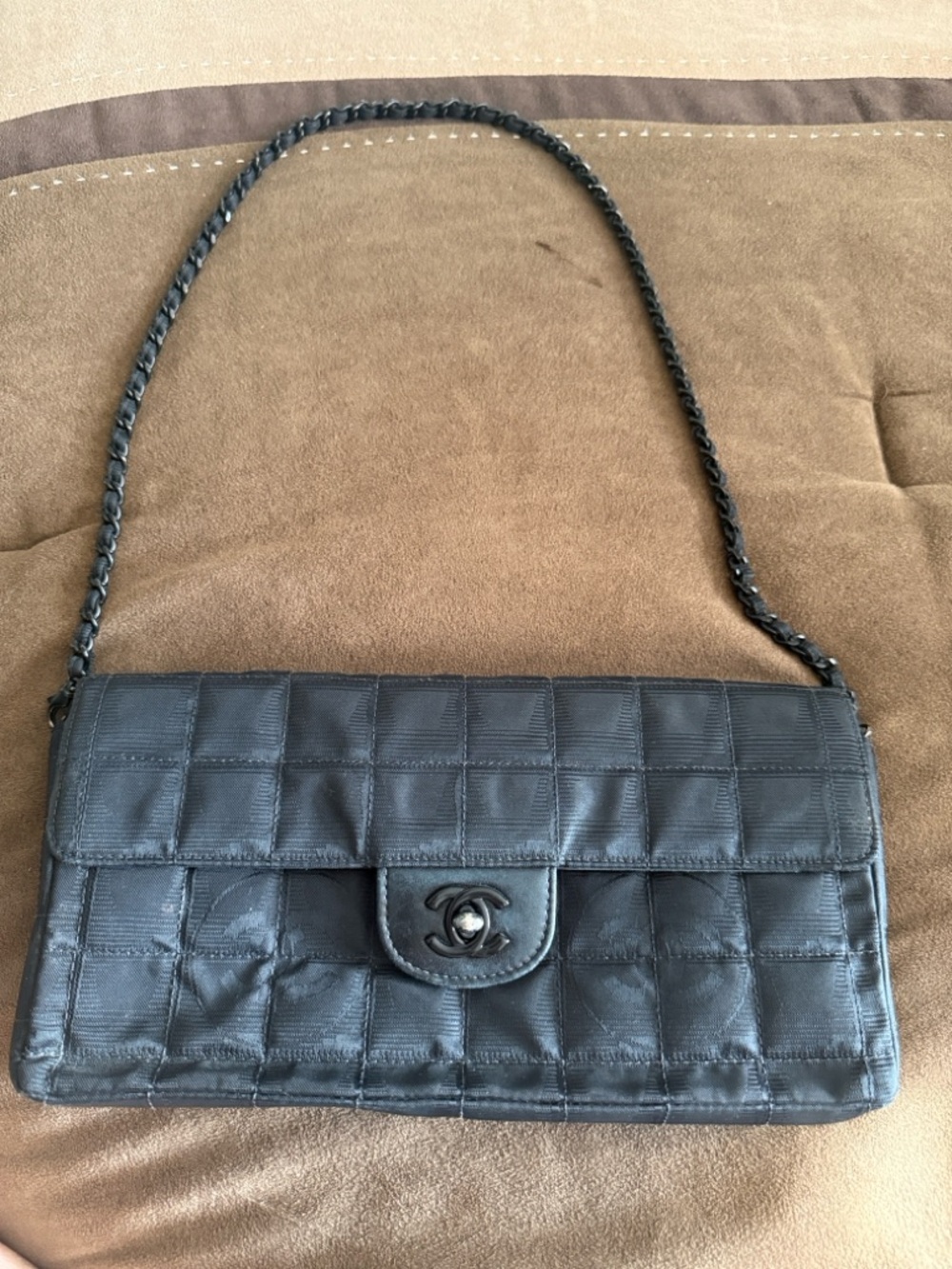 CHANEL Black Quilted Shoulder Bag with Chain Strap